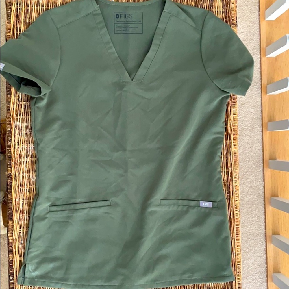 FIGS Ltd edition Moss green Casma top